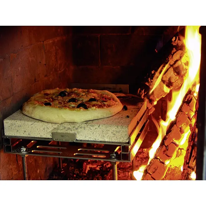 Pizzaeinsatz - Geeignet für: Kaminofen, 10 -tlg. - Ofenfrische Pizza mit Oliven auf einem Stein im Holzofen. Die Zubereitung einer Pizza im Holzofen ist eine Kunst für sich.