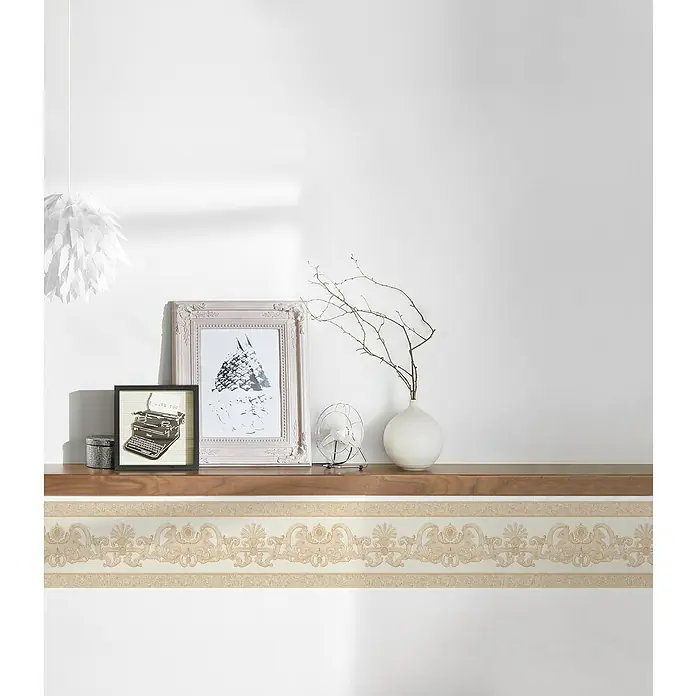 A.S. Création Only Borders 11 Tapetenborte - Beige/Creme - Nahaufnahme einer eleganten Bordüre mit dekorativen Ornamenten, die jedem Raum einen Hauch von Vintage-Charme verleiht.