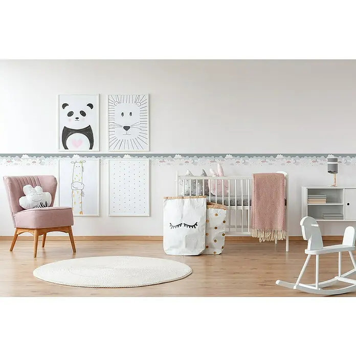 A.S. Création Only Borders 11 Tapetenborte Wolken - Kunststoff, Grau-Rosa - Ein Kinderzimmer mit weißen Möbeln, Tierbildern an der Wand und dekorativen Aufbewahrungssäcken, die eine gemütliche und verspielte Atmosphäre schaffen.