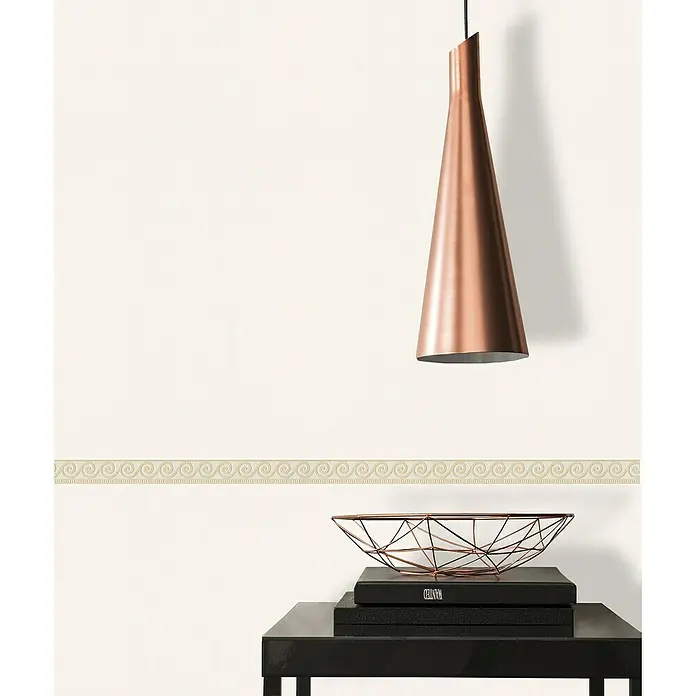 A.S. Création Only Borders 11 Tapetenborte - Kunststoff, Beige/Weiß - Elegante Kupferpendelleuchte über einem schwarzen Tisch mit dekorativer Schale und Büchern, die stilvolles Ambiente schafft.