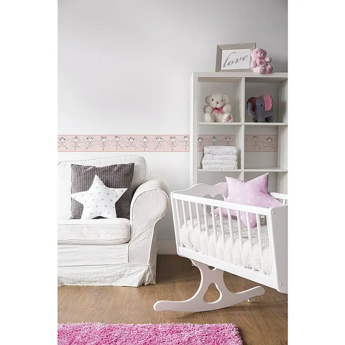 A.S. Création Only Borders 11 Tapetenborte - Kunststoff, Ballerina - Helles Kinderzimmer mit weißem Kinderbett, Kuscheltieren im Regal und rosa Teppich. Die Wand ist mit einem niedlichen Ballett-Mädchen-Motiv verziert.