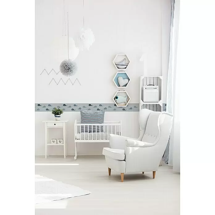 A.S. Création Lovely Kids Tapetenborte - Kunststoff, Wale - Ein helles und ruhiges Kinderzimmer mit weißem Babybett, bequemen Sessel und nautischer Dekoration, inklusive Wal-Tapetenborte.