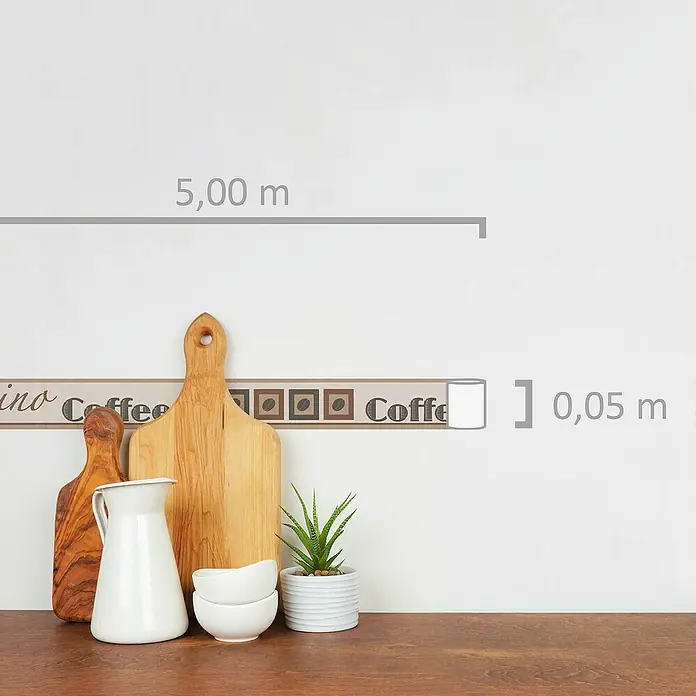 A.S. Création Only Borders 11 Tapetenborte - Kunststoff, Coffee - Küchenstillleben mit Schneidebrettern, Kaffeekanne, Schalen und Pflanze vor Wand mit Dekorband.
