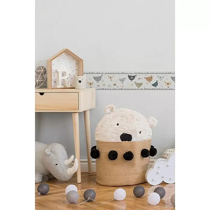 A.S. Création Lovely Kids Tapetenborte - Kunststoff, Hühner - Gemütliches Kinderzimmer mit Holztisch, Hühner-Tapetenbordüre, Bären-Aufbewahrungskorb, Nashorn-Plüschtier und Lichterkette.