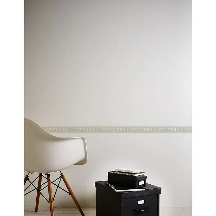 A.S. Création Only Borders 11 Tapetenborte Mäander - Weiß, 5 x 0,04 m, Selbstklebefolie - Wand mit griechischem Mäander-Bordüre, minimalistischer Stuhl und schwarzer Aufbewahrungsbox mit Büroartikeln. Schlichte und elegante Raumgestaltung.