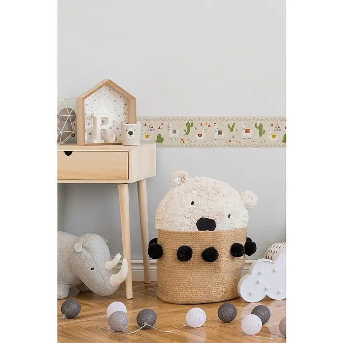 A.S. Création Lovely Kids Tapetenborte - Kunststoff, Wüste - Dekoratives Kinderzimmer mit einem Spielzeug-Rhinozeros, einem Bären-Korb, einer Lichterkette und einem Holzschreibtisch.