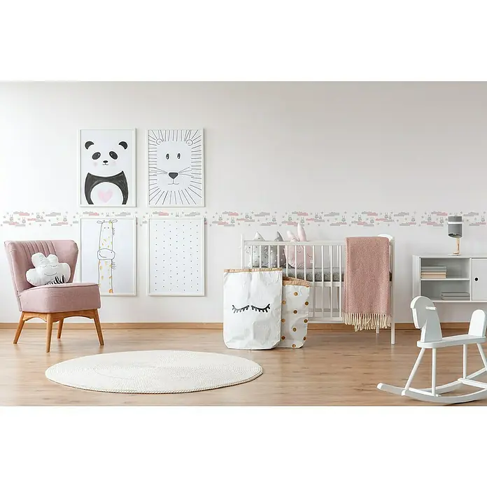 A.S. Création Lovely Kids Tapetenborte - Kunststoff, Wolke & Häschen - Kinderzimmer-Interieur mit Tierbildern, einem rosa Sessel und einem Kinderbett. Dekorative Papiersäcke stehen vor dem Kinderbett, das mit einer Decke bedeckt ist.