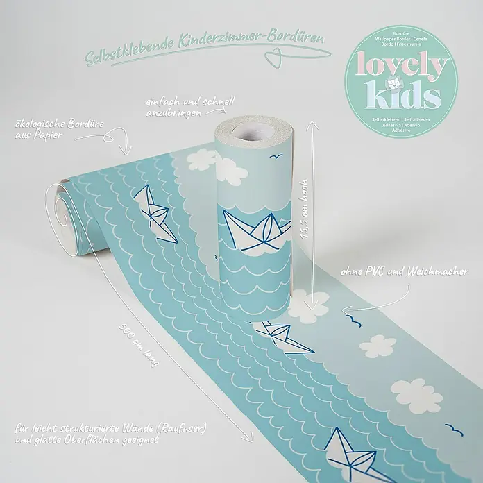A.S. Création Lovely Kids Tapetenborte - Kunststoff, Papierboote - Selbstklebende Kinderzimmer-Bordüre mit einem blauen Wellenmuster, kleinen Papierbooten und Wolken. Sie ist 15,5 cm hoch und 500 cm lang.