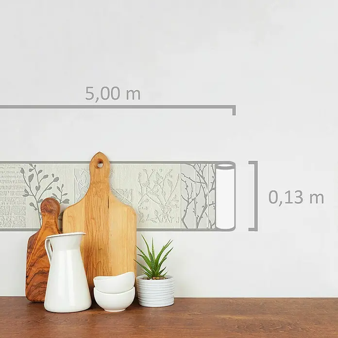 A.S. Création Only Borders 11 Tapetenborte - Kunststoff, Grau/Creme - Produktbild einer Bordüre mit floralem Muster, die die Wand ziert, umgeben von Küchenutensilien für eine gemütliche Atmosphäre.