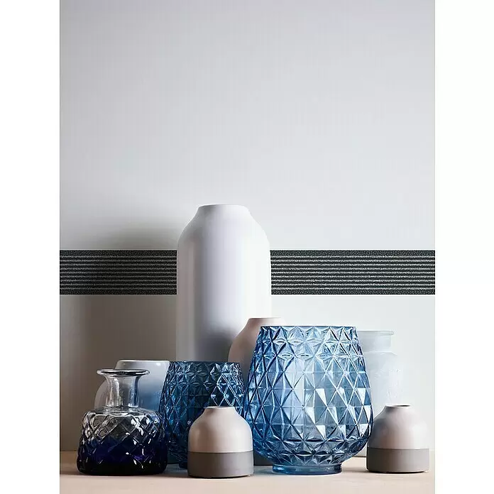 A.S. Création Only Borders 11 Tapetenborte Streifen - Kunststoff, Schwarz/Grau - Eine Gruppe verschiedener dekorativer Vasen und Teelichthalter in Blau, Weiß, Rosa und Grau, aus Glas und Keramik.