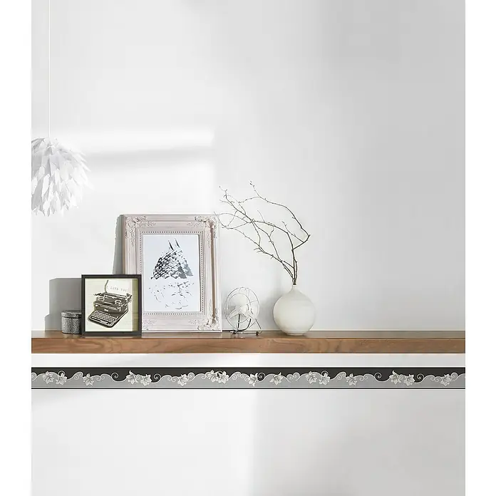 A.S. Création Only Borders 11 Tapetenborte Ranke - Kunststoff, Grau/Schwarz - Ein dekoratives Bordüren-Design für Wände mit Blumenmuster in Grau- und Schwarztönen, das eine elegante Note in jeden Raum bringt.