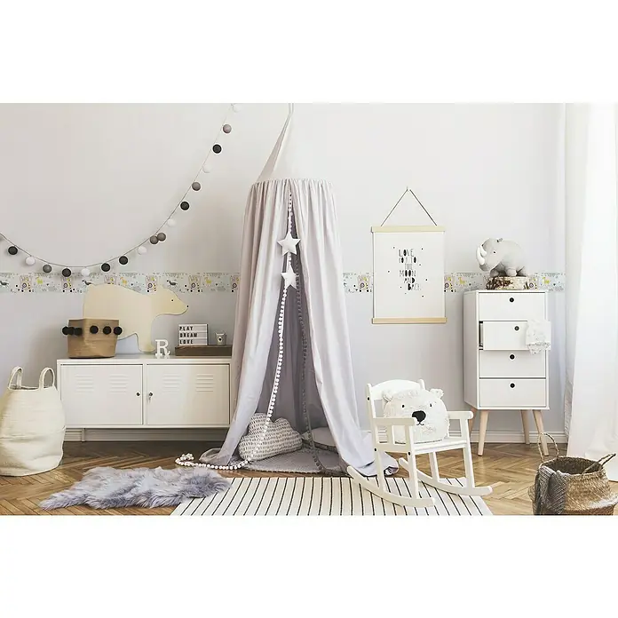 A.S. Création Only Borders 11 Tapetenborte Safari - Kunststoff, Gelb/Grün - Ein Kinderzimmer mit einem weißen Schrank, einem Spielzelt und einem Schaukelstuhl mit Bärenkissen. Niedliche Details schaffen eine gemütliche Atmosphäre.