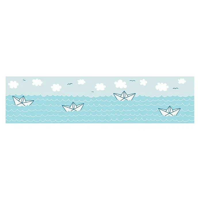 A.S. Création Lovely Kids Tapetenborte - Kunststoff, Papierboote - Ein blaues, horizontales Bild mit Papierbooten, Wellen und Wolken, das eine ruhige und friedliche Szene darstellt.