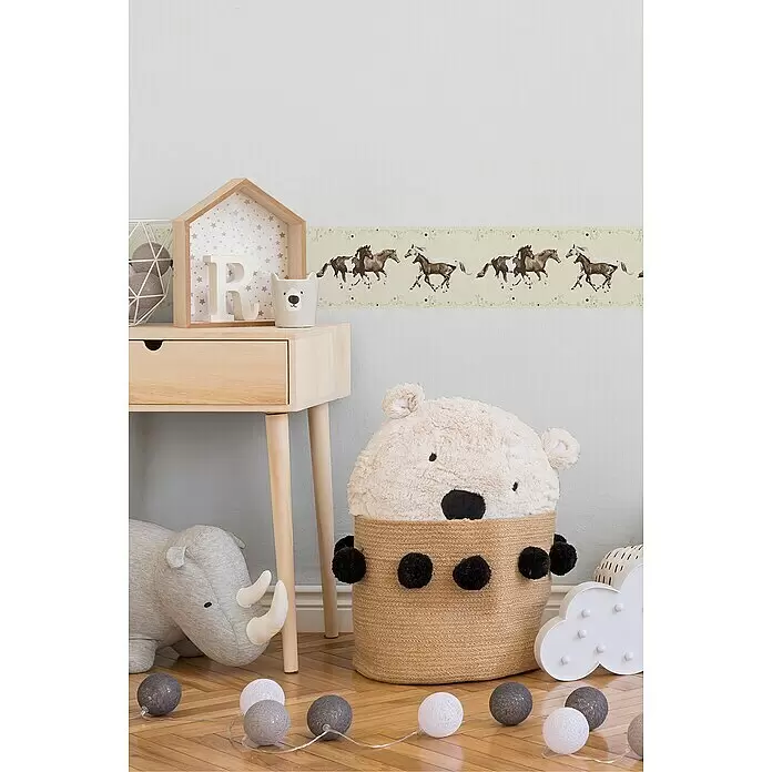 A.S. Création Only Borders 11 Tapetenborte Pferde - Kunststoff, Beige - Hausförmiges Regal aus hellem Holz mit Sternenmuster und weißem 'R' darin, ein charmantes Dekoobjekt.