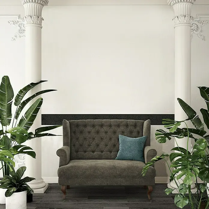 A.S. Création Only Borders 11 Tapetenborte Blume - Schwarz, 5 x 0,13 m, Selbstklebefolie - Elegantes Interieur mit einem grauen Sofa, das mit einem blauen Kissen geschmückt ist, umgeben von Pflanzen und klassischen Säulen.
