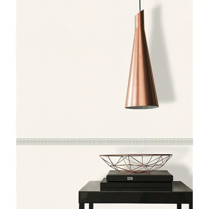A.S. Création Only Borders 11 Tapetenborte Mäander - Kunststoff, Weiß - Elegante Pendelleuchte in Kupferoptik. Die Lampe hängt über einem Tisch mit einer stilvollen Schale und Büchern, perfekt für moderne Innenräume.