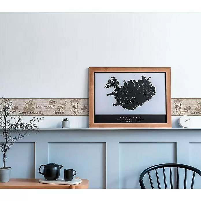 A.S. Création Only Borders 11 Tapetenborte - Kunststoff, Cappuccino - Braune Kaffeewandbordüre mit Illustrationen und Text über einem Regal.
