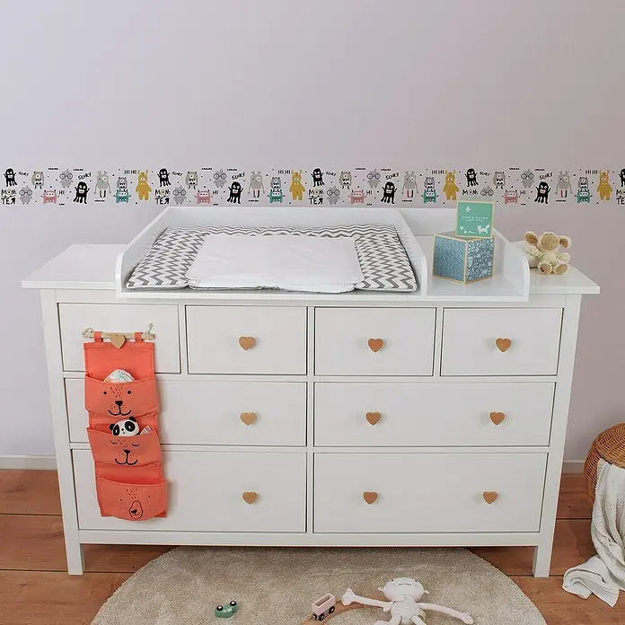 A.S. Création Lovely Kids Tapetenborte - Kunststoff, Monsterparty - Die Wickelkommode in Weiß mit herzförmigen Griffen bietet praktischen Stauraum und eine Wickelauflage mit stilvollem Muster für das Babyzimmer.