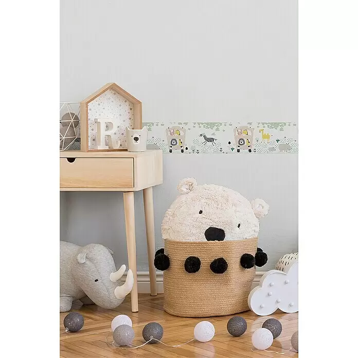 A.S. Création Only Borders 11 Tapetenborte Safari - Kunststoff, Gelb/Grün - Natürlicher Flechtkorb mit flauschigem Bärenkopf und schwarzen Bommeln, für ein Kinderzimmer.