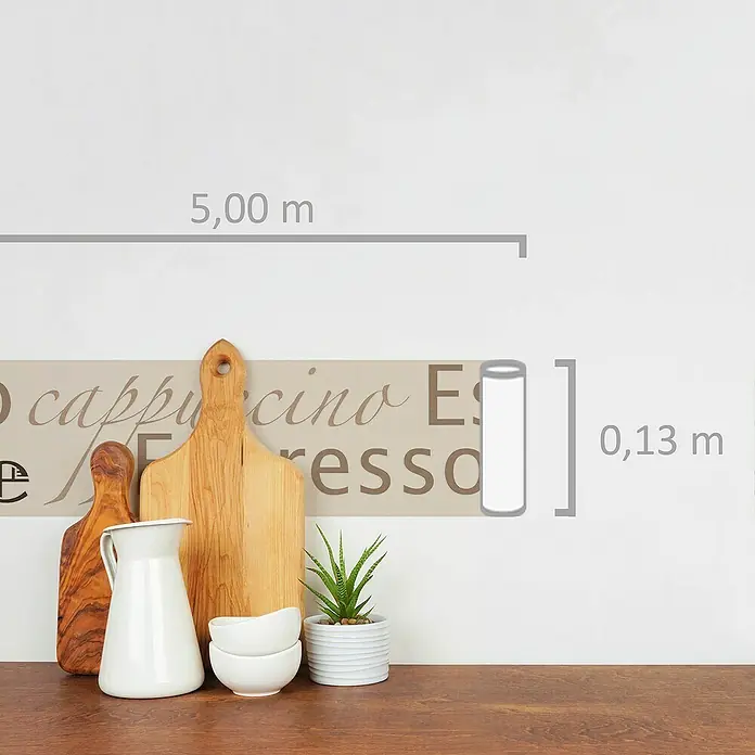 A.S. Création Only Borders 11 Tapetenborte - Kunststoff, Espresso - Dekorative Küchendekoration mit Schneidebrettern, Krug, Schalen und Pflanze auf einem Holztisch vor einer Wand mit Aufschrift und Größenangaben.