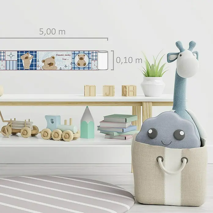 A.S. Création Only Borders 11 Tapetenborte Teddy - Blau, 5 x 0,1 m, Selbstklebefolie - Nahaufnahme eines Kinderzimmers mit einem süßen Giraffen-Stofftier, Spielzeugzug und bunten Kinderzimmer-Akzenten.
