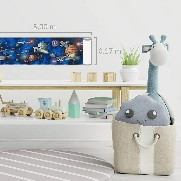 A.S. Création Only Borders 11 Tapetenborte Weltall - Kunststoff, Blau - Buntes Kinderzimmer mit Weltraumtapete, Spielzeugregal mit Zügen und einem Giraffenkuscheltier in einer Aufbewahrungsbox.
