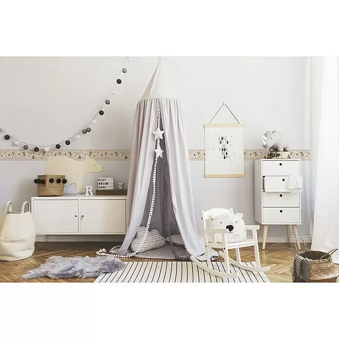 A.S. Création Lovely Kids Tapetenborte - Kunststoff, Wüste - Gemütliches Kinderzimmer mit hellgrauem Baldachin, weißem Schaukelstuhl und Stauraummöbeln. Dekorative Wandbordüre und Lichterkette.