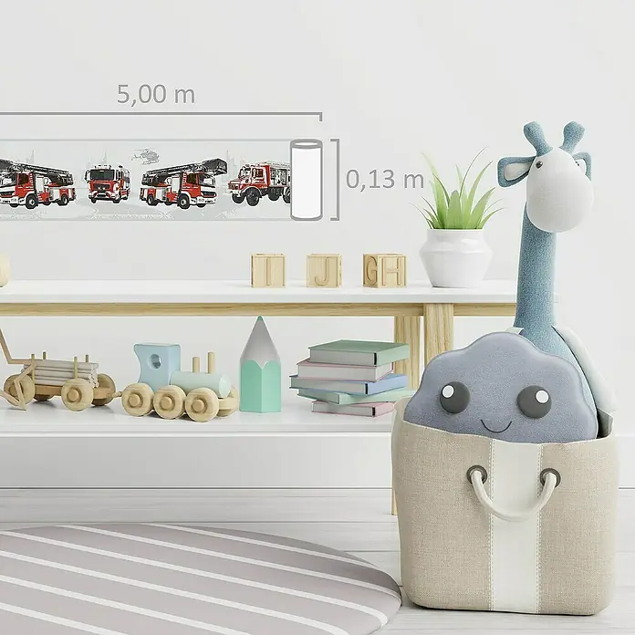 A.S. Création Only Borders 11 Tapetenborte Feuerwehr - Rot, 5 x 0,13 m, Vlies - Buntes Kinderzimmer mit Spielzeugen, einem Giraffenkuscheltier und einer Tapete mit Feuerwehrautos, die die Fantasie anregen.