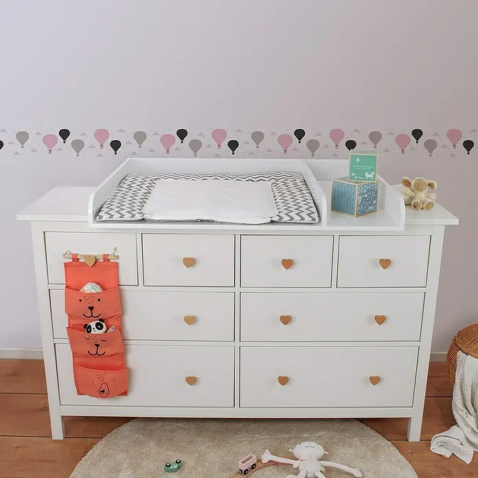 A.S. Création Lovely Kids Tapetenborte - Kunststoff, Heißluftballons - Wickelkommode mit Auflage, Ablagefächern und niedlichen herzförmigen Griffen, perfekt für jedes Kinderzimmer. Der Organizer bietet zusätzlichen Stauraum.