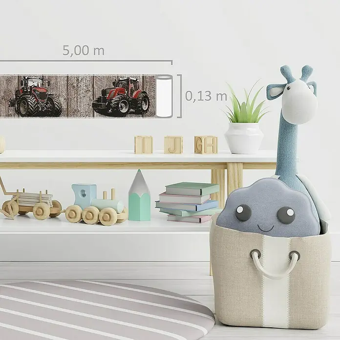 A.S. Création Only Borders 11 Tapetenborte Traktor - Kunststoff, Rot/Braun - Kinderzimmerdekor mit Traktortapete, Holzspielzeug und einem Giraffenkissen in einem Aufbewahrungskorb.
