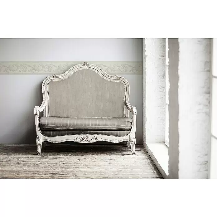 A.S. Création Only Borders 11 Tapetenborte Ornament - Kunststoff, Creme - Ein Vintage-Sofa mit weißem Holzrahmen und hellgrauen Polstern, in einem rustikalen Raum.