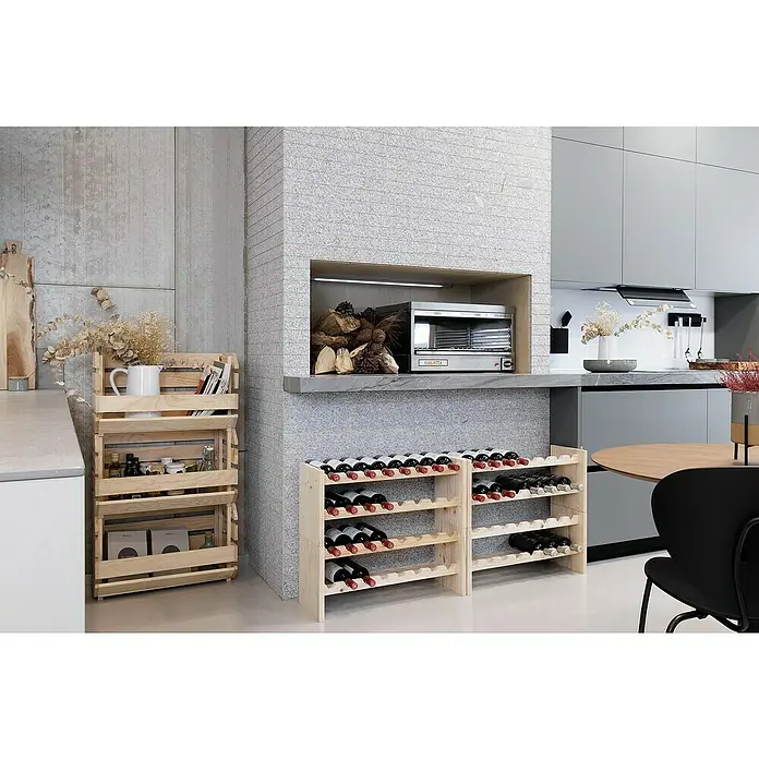 Astigarraga Botellero - L x An x Al: 25 x 68,4 x 30 cm, Madera - Un rincón de cocina elegante con una estantería de madera utilizada para el almacenamiento y la exhibición de botellas de vino.
