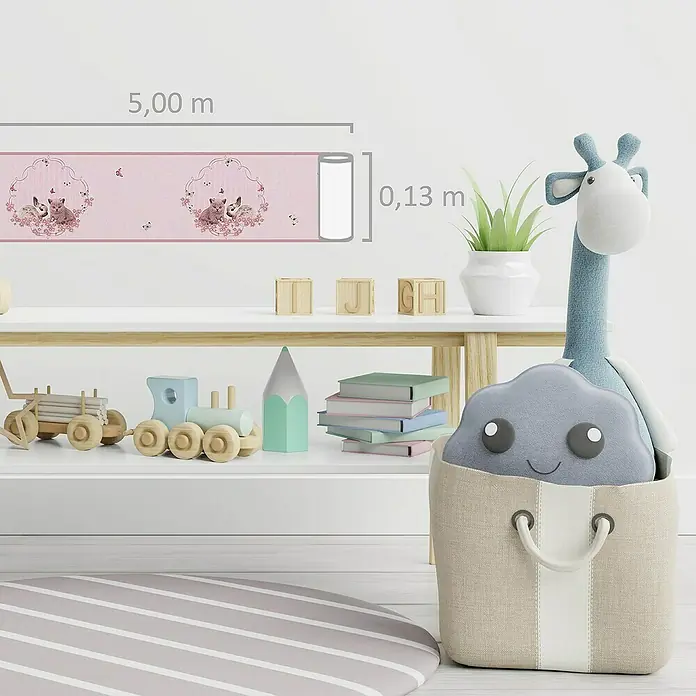 A.S. Création Only Borders 11 Tapetenborte Tiere - Kunststoff, Rosè - Kinderzimmer-Szene mit rosa Bordüre mit Waldtiermotiv (5,00 m x 0,13 m), Holzspielzeug und einem Plüschtier-Giraffen-Wolken-Kissen im Aufbewahrungskorb.