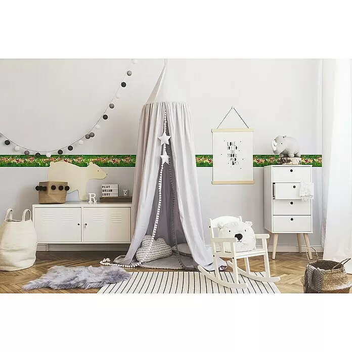A.S. Création Only Borders 11 Tapetenborte - Kunststoff, Dschungel - Eine grüne Dschungeltier-Bordüre, auf mittlerer Höhe in einem Kinderzimmer angebracht.
