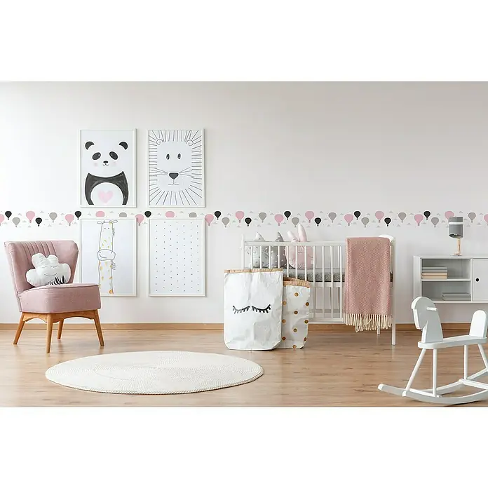 A.S. Création Lovely Kids Tapetenborte - Kunststoff, Heißluftballons - Einrichtung eines Kinderzimmers mit pastellfarbenen Akzenten, inklusive Babybett, Sessel, Wandbildern und dekorativen Aufbewahrungssäcken.
