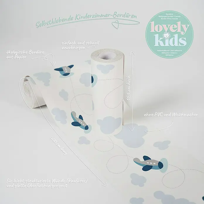 A.S. Création Lovely Kids Tapetenborte - Kunststoff, Flugzeug - Nahaufnahme einer Rolle selbstklebender Kinderzimmerbordüre mit Flugzeug- und Wolkenmuster.