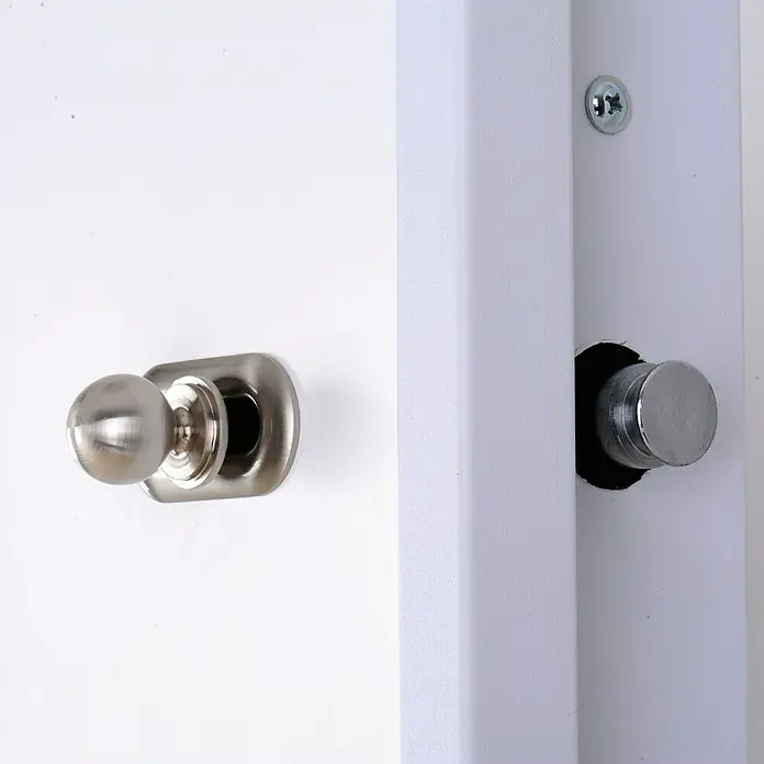SegureStil Puerta de entrada exterior VH500 Serie V - 90 x 207 cm, Derecha, Blanco, Acorazada - Primer plano de los herrajes de la puerta, que muestra un pomo redondo y una placa de cerradero en una puerta o armario blanco.