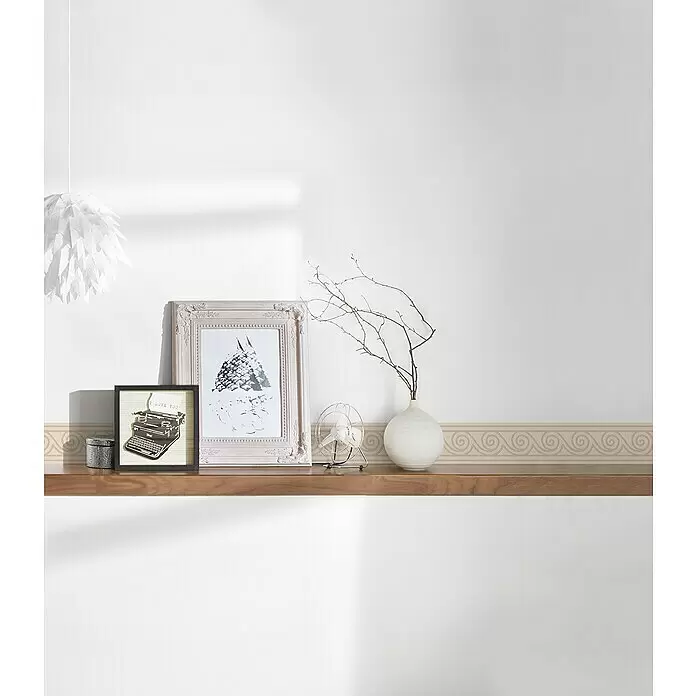 A.S. Création Only Borders 11 Tapetenborte Wellen - Beige-Creme, 5 x 0,08 m, Vlies - Hölzernes Wandregal mit Dekoartikeln wie gerahmter Kunst, einer Vase mit Zweigen und einem kleinen Ventilator.