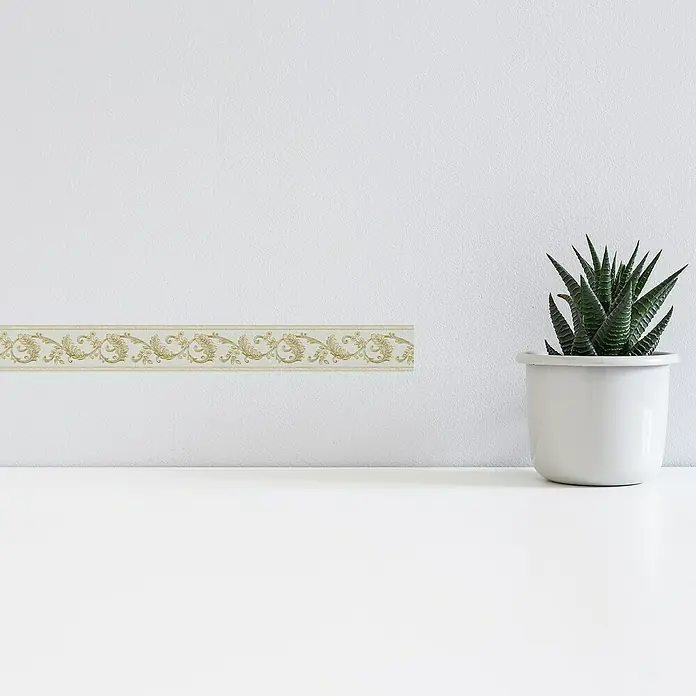 A.S. Création Only Borders 11 Tapetenborte Ornament - Kunststoff, Creme/Gold - Elegante Bordüre mit floralem Muster an einer weißen Wand, neben einer Sukkulente im weißen Topf, die den Raum aufwertet.