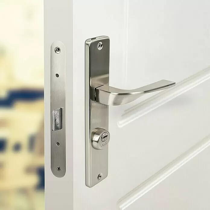 AYR Close Pestillo con bloqueo 103-E CC Níquel - Número de llaves: 2 ud. - Manilla de puerta de acero inoxidable cepillado con maneta, bombín y cerradero instalada en una puerta blanca.