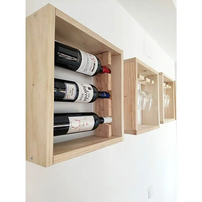 Astigarraga Botellero Píxel - L x An x Al: 12 x 39,6 x 40 cm, Madera, 3 botellas - Botellero de madera clara con tres botellas de vino y dos estantes para copas de vino montado en pared blanca.
