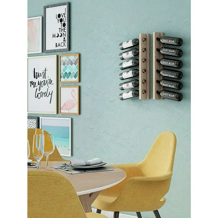Astigarraga Botellero - L x An x Al: 7,5 x 9,5 x 60,5 cm, Madera, 6 botellas - Primer plano de un comedor con sillas amarillas, una mesa de madera y un botellero de pared, complementado con obras de arte enmarcadas en la pared.