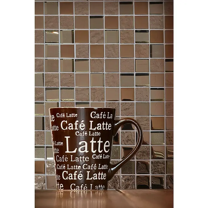 Mosaikfliese Quadrat Crystal XCM 32BR130 x 30 cm, Bronze, Glänzend - Nahaufnahme einer braunen Kaffeetasse mit der Aufschrift "Café Latte" vor einem quadratischen Mosaikhintergrund.