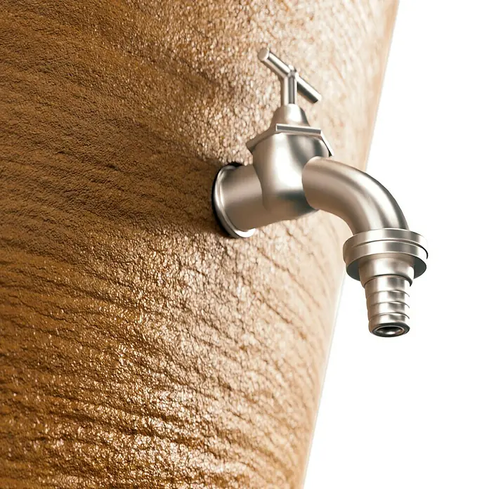 Arves Regenspeicher Amphore Helena - 300 l, Terra/Antik - Nahaufnahme eines Wasserhahns aus Metall an einer Wand mit texturierter Oberfläche, ideal für Sanitär- oder Designprojekte.