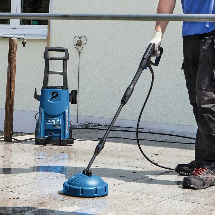 Scheppach Hochdruckreiniger HCE2600 - 180 bar, 2.400 W, Fördermenge: 480 l/h - Der Scheppach Hochdruckreiniger im Einsatz, um eine Terrasse mit dem Flächenreiniger sauber zu machen.