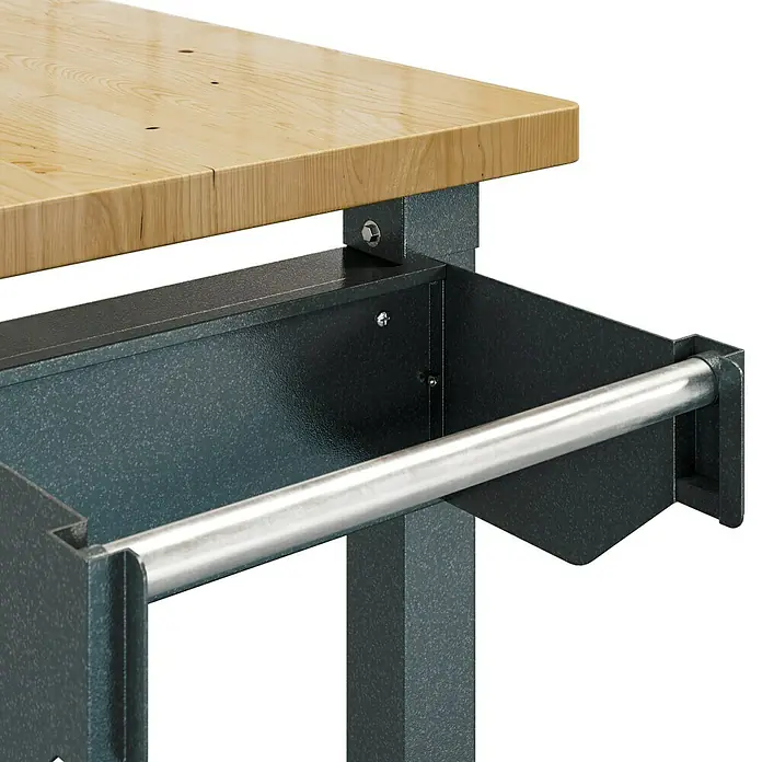 Wisent Werkbank - L x B: 182,5 x 63 cm, Arbeitshöhe: 96 cm, Belastbarkeit: 450 kg, Grau - Detailaufnahme eines Werkbanktisches mit einer robusten Holzplatte und einer Ablage mit einer Metallstange.
