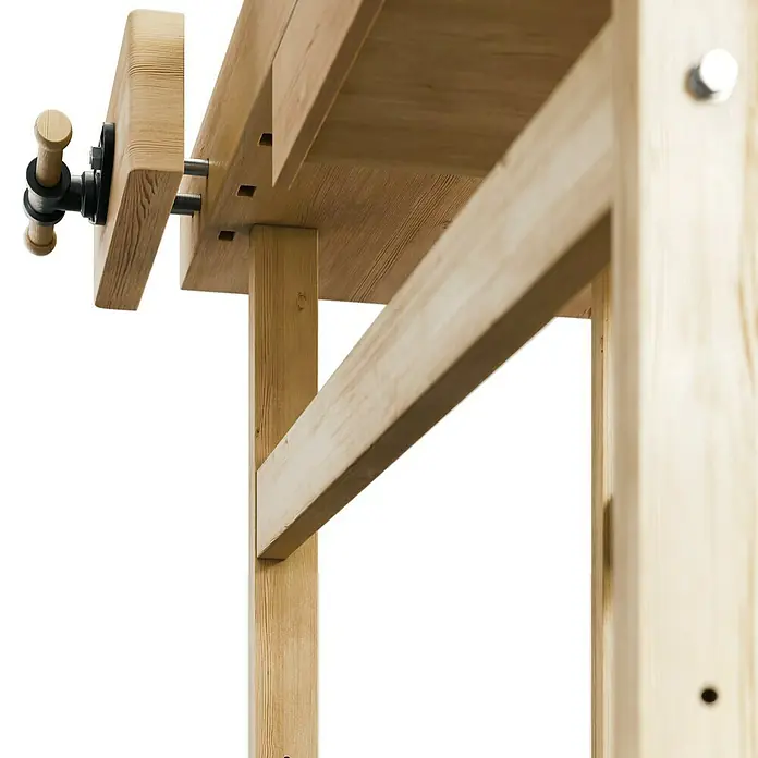 Ramia Hobelbank Premium 1 - L x B: 2.120 x 760 mm, Arbeitshöhe: 860 mm, Holz - Detailaufnahme einer Hobelbank aus hellem Holz mit Schraubstock. Ideal für Werkstatt und Hobbyraum, robust und präzise gefertigt.