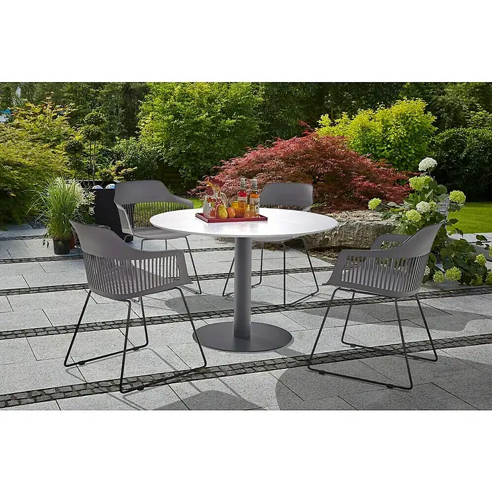 Gartenmöbel-Set Annika - 5 -tlg., Metall, Weiß/Schwarz/Grau, Farbe Tischplatte: Hellgrau - Eine stilvolle Gartengarnitur mit einem runden Tisch und vier modernen Stühlen, umgeben von üppigem Grün.