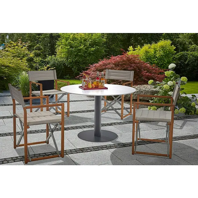 Gartenmöbel-Set Kathrin - 5 -tlg., Metall, Weiß/Schwarz/Hellgrau/Teakbraun, Gartenstuhl klappbar, Farbe Tischplatte: Hellgrau - Gartentisch mit vier Regiestühlen. Der Tisch hat eine weiße Platte und ein graues, zylindrisches Bein. Die Stühle sind aus Holz und Stoff.