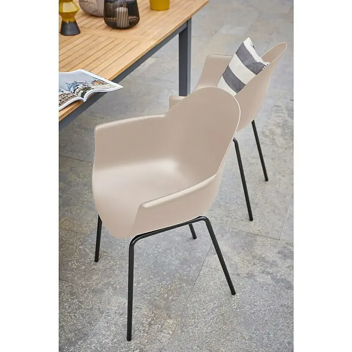Sunfun Gartenmöbel-Set Carina/My - 5 -tlg., Naturbraun/Anthrazit/Weiß - Zwei moderne Sessel mit beigen Sitzschalen und schwarzen Metallbeinen stehen auf einer Terrasse, ideal für den Außenbereich.